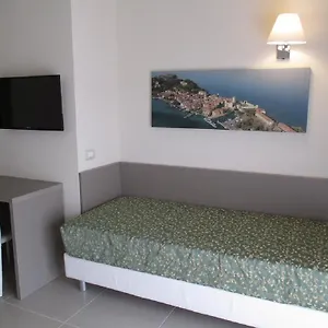 מלון Hotel Holiday, סירמיונה